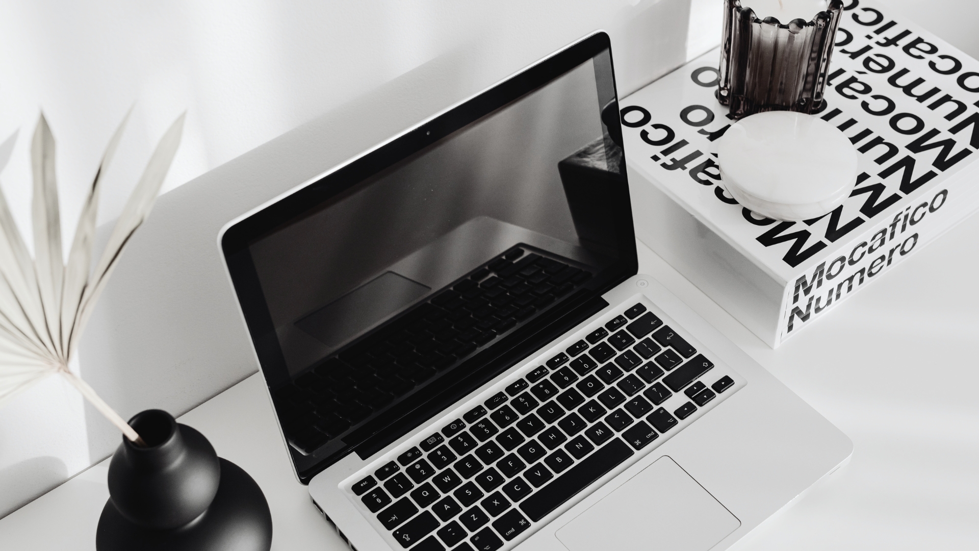 Arbeitsplatz mit Laptop